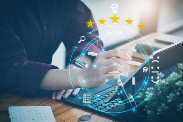 如何根據(jù)行業(yè)和市場狀況進行薪酬調(diào)整？