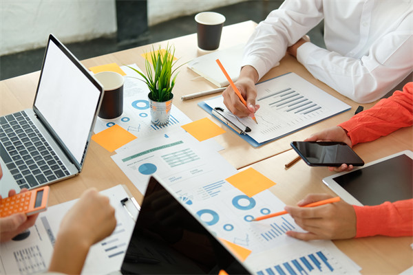 薪酬調(diào)整機(jī)制：定期調(diào)整，保持競(jìng)爭(zhēng)力