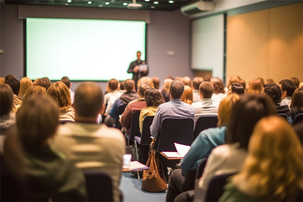 深化員工培訓與發(fā)展，提升員工綜合素質(zhì)與職業(yè)能力