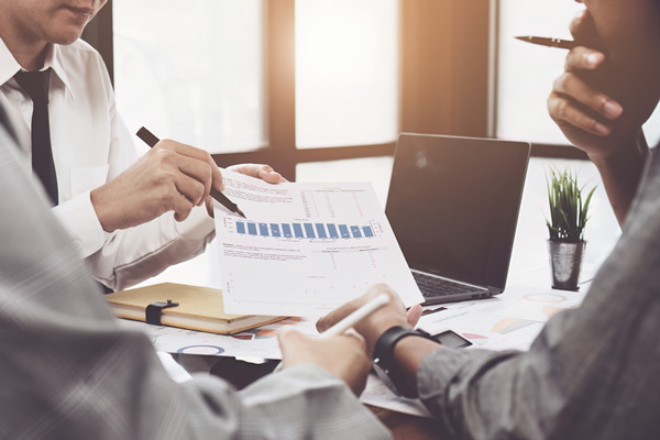 年度計(jì)劃中，如何量化評(píng)估風(fēng)險(xiǎn)與應(yīng)對(duì)策略？