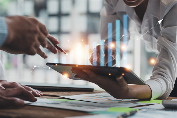 年度經(jīng)營計劃中，如何強化成本控制與提升運營效率？