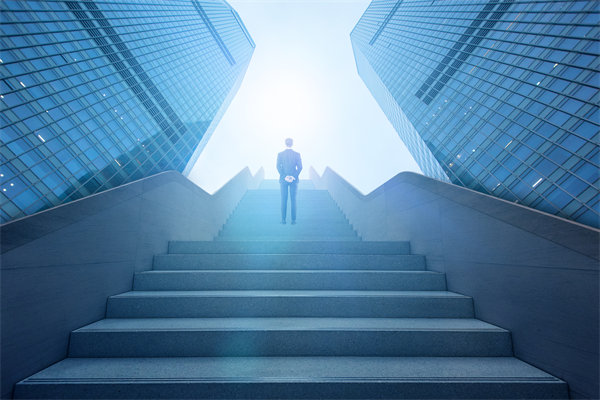 如何平衡新老員工薪酬差異，促進團隊和諧與效率？