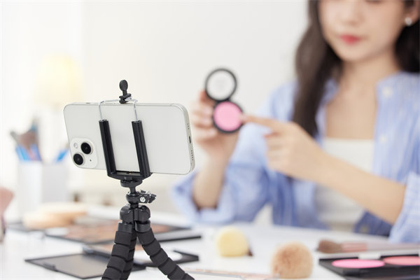 社交媒體營(yíng)銷(xiāo)中，情感共鳴如何轉(zhuǎn)化為銷(xiāo)售力？