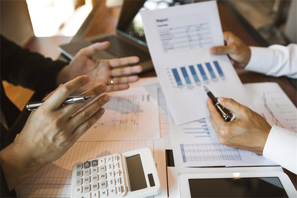 薪酬結(jié)構(gòu)如何平衡固定與浮動(dòng)部分，激勵(lì)員工績(jī)效？