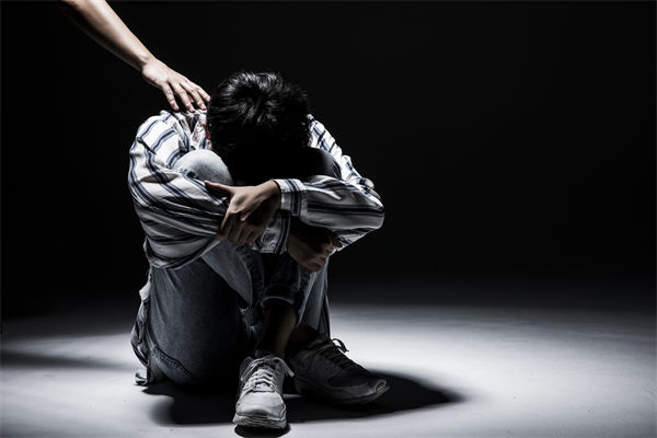 女子漏接電話(huà)被市監(jiān)所工作人員辱罵，人力資源管理有何感悟？