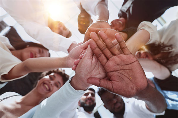跨國企業(yè)如何管理文化差異以實現(xiàn)全球戰(zhàn)略協(xié)同？