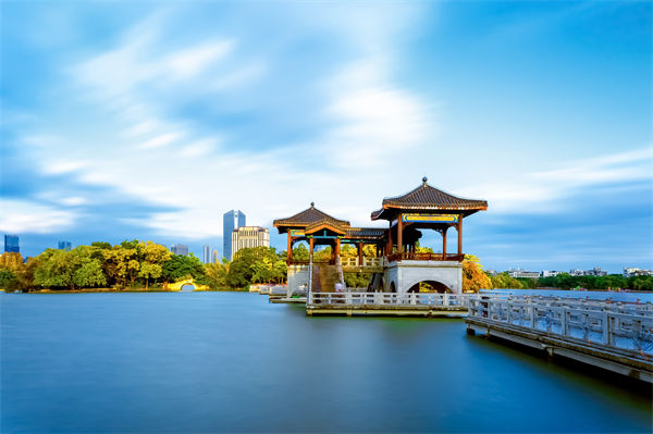 惠州戰(zhàn)略咨詢公司如何為企業(yè)定制長(zhǎng)遠(yuǎn)發(fā)展規(guī)劃？