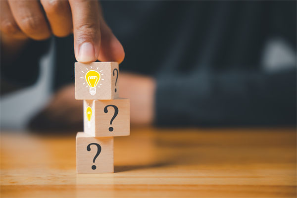 在制定企業(yè)戰(zhàn)略規(guī)劃時，如何平衡短期與長期目標(biāo)？