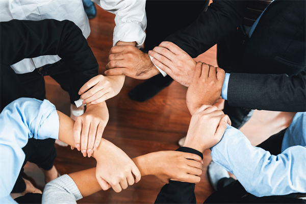 在制定企業(yè)戰(zhàn)略規(guī)劃時，如何平衡短期與長期目標(biāo)？