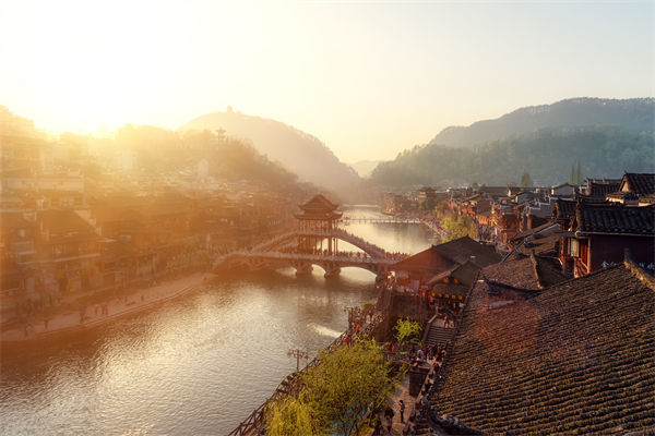 戰(zhàn)略規(guī)劃分析：村民不滿古鎮(zhèn)收門(mén)票，指引游客逃票