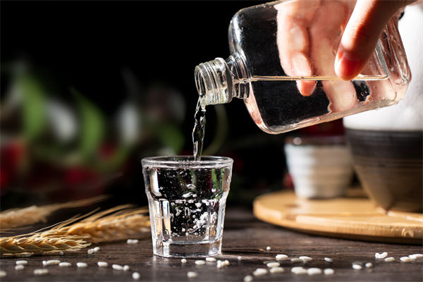白酒遇冷，集體“降度”，關聯(lián)企業(yè)有何營銷啟示？